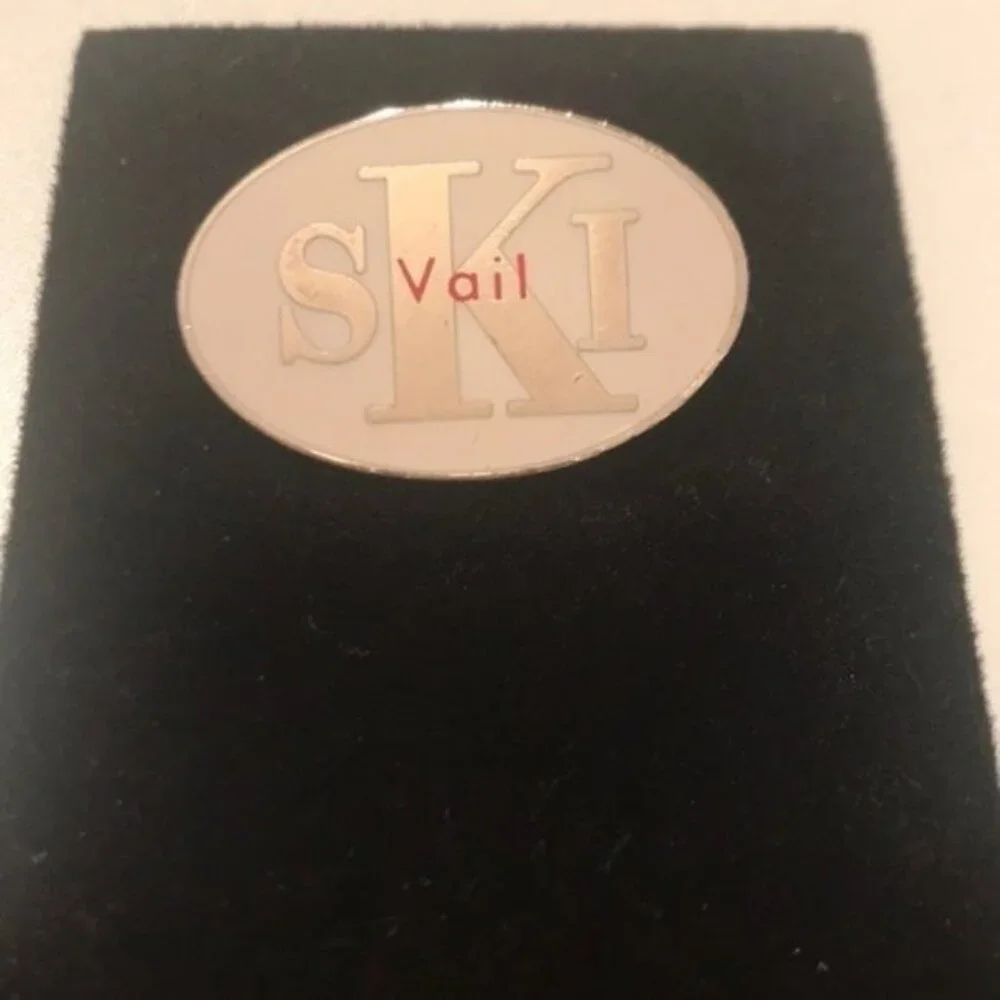 ⛷️✨ Vintage Vail Ski Oval Lapel Pin | Metal Enamel Design ✨⛷️